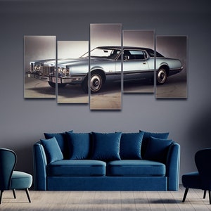 Puede incluir: Un conjunto de arte mural de cinco paneles que presenta un coche clásico azul claro con techo negro. El vehículo vintage se muestra sobre un fondo neutro. La obra de arte está montada sobre un sofá y sillas azules.