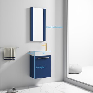 Puede incluir: Un peque&ntilde;o tocador de ba&ntilde;o azul y blanco con un tirador dorado y una encimera blanca. El tocador tiene 45,7 cm de ancho, 25,4 cm de profundidad y 62,2 cm de alto. El espejo no est&aacute; incluido.