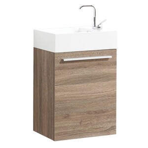 Puede incluir: Un lavabo de cer&aacute;mica blanca con un grifo cromado montado en un mueble de ba&ntilde;o de madera marr&oacute;n con un solo caj&oacute;n. El mueble tiene una manija plateada.