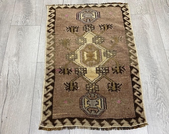Kleiner brauner türkischer Wollteppich, Vintage Oushak, 50 x 70 cm