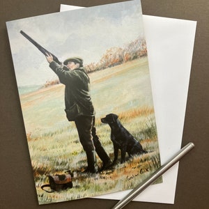 Cartão de saudação de esporte de campo de tiro. "Aiming High" Tiro com Labrador preto