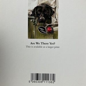 Pu&ograve; includere: Un Labrador Retriever nero sporge la testa da un Land Rover verde. &Egrave; visibile il testo "Are We There Yet?" e "This is available as a larger print".