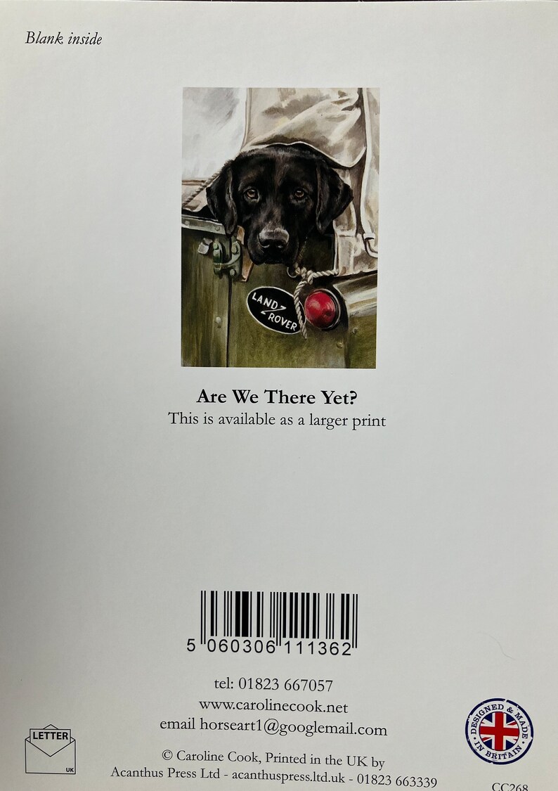 Pu&ograve; includere: Un Labrador Retriever nero sporge la testa da un Land Rover verde. &Egrave; visibile il testo "Are We There Yet?" e "This is available as a larger print".