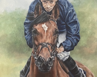 Könnte beinhalten: Ein Gemälde eines Jockeys, der ein braunes Pferd reitet. Der Jockey trägt eine blaue und weiße Rennuniform und einen Helm. Das Pferd trägt ein Zaumzeug und einen Sattel.
