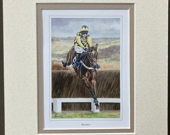 Könnte beinhalten: Ein Aquarellbild eines braunen Pferdes, das über einen Zaun springt, mit einem Jockey, der ein gelbes und schwarzes Rennjersey trägt. Das Pferd ist in der Luft und der Jockey beugt sich nach vorne. Das Bild ist mit "Shishkin" betitelt.