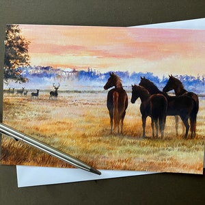 Cartão de arte equestre "Curiosity" Cartão de felicitação com cavalos e veados.
