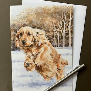 Gouden cocker-kunstkaart. Blanco wenskaart met Cocker-spaniël in sneeuw