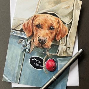 Grußkarte Fox Red Labrador Retriever. - Undercover Geheimagent Blankokarte mit rotem Labrador auf dem Rücken eines alten Landrover