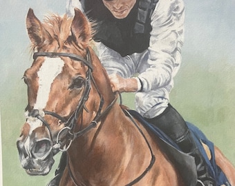 Könnte beinhalten: Ein Gemälde eines braunen Pferdes mit einem weißen Stern auf der Schnauze, das von einem Jockey in einer weißen und schwarzen Rennuniform und einer rot-schwarzen Mütze geritten wird. Das Pferd trägt ein schwarzes Zaumzeug und eine blaue Satteldecke.