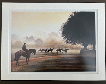 Könnte beinhalten: Ein Gemälde, das eine Gruppe von Reitern auf Pferden in einem nebeligen Feld zeigt. Die Reiter sind vor dem Morgenlicht silhouettiert, und die Pferde sind alle dunkelbraun. Im Hintergrund befindet sich ein großer Baum und in der Ferne ein Gebäude.