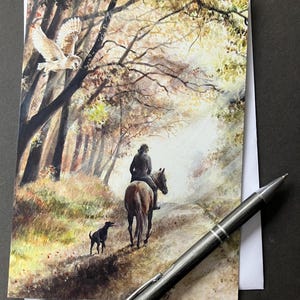 Pferd Grußkarte. Verzauberter Abend. Leere Pferdekarte mit einem Mädchen, das im Wald mit seinem Hund mit einer Schleiereule im Flug reitet