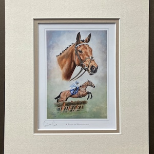 Puede incluir: Impresión enmarcada que representa una escena de carreras de caballos. La obra de arte representa la cabeza de un caballo y un caballo saltando una valla. El caballo es marrón. La impresión se titula "A Study of Honeysuckle" y está firmada por el artista.