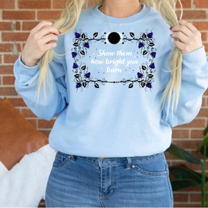 How Bright You Burn Unisex Sweatshirt | Was liegt jenseits des Schleiers Harper L Woods | OFFIZIELL LIZENZIERTe | Was jagt im Schatten