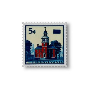 Könnte beinhalten: Eine alte 5-Cent-Briefmarke mit einem roten Backsteingebäude mit einem Uhrturm und dem Text "PENNSYLVANIA".