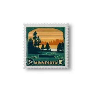Könnte beinhalten: Eine Vintage-Briefmarke aus Minnesota im Wert von 5 Cent. Die Briefmarke zeigt eine malerische Landschaft mit einem See, Bäumen und einem Boot vor dem Hintergrund eines Sonnenuntergangs. Das Wort "MINNESOTA" ist unten aufgedruckt, mit der Umrisslinie des Staates rechts.