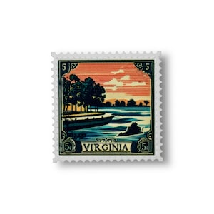 Op de afbeelding: Een vintage postzegel van 5 cent met een schilderachtig landschap van een rivier met bomen en een zonsondergangshemel. De postzegel is gelabeld met "VIRGINIA".