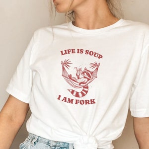 Funny Racoon Graphic Tee: Weirdcore Meme Shirt, Animal Lover Gift bild 1