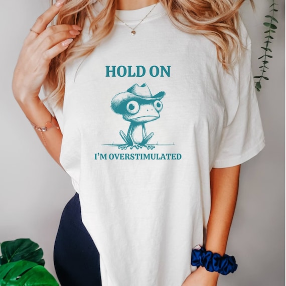 ADDICT A.D.D.I.C.T 蛙 Tシャツ Hold on I'm Overstimulated, Frog ADHD and Anxiety Shirt - Cotton