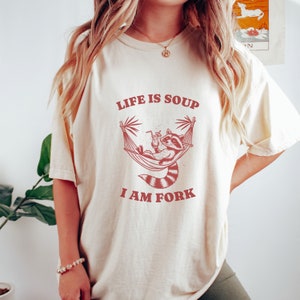 Funny Racoon Graphic Tee: Weirdcore Meme Shirt, Animal Lover Gift bild 4