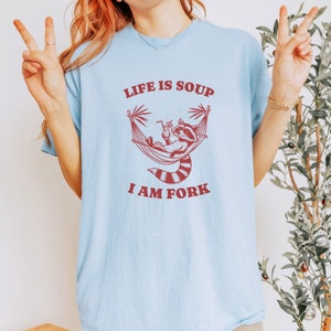 Funny Racoon Graphic Tee: Weirdcore Meme Shirt, Animal Lover Gift bild 3