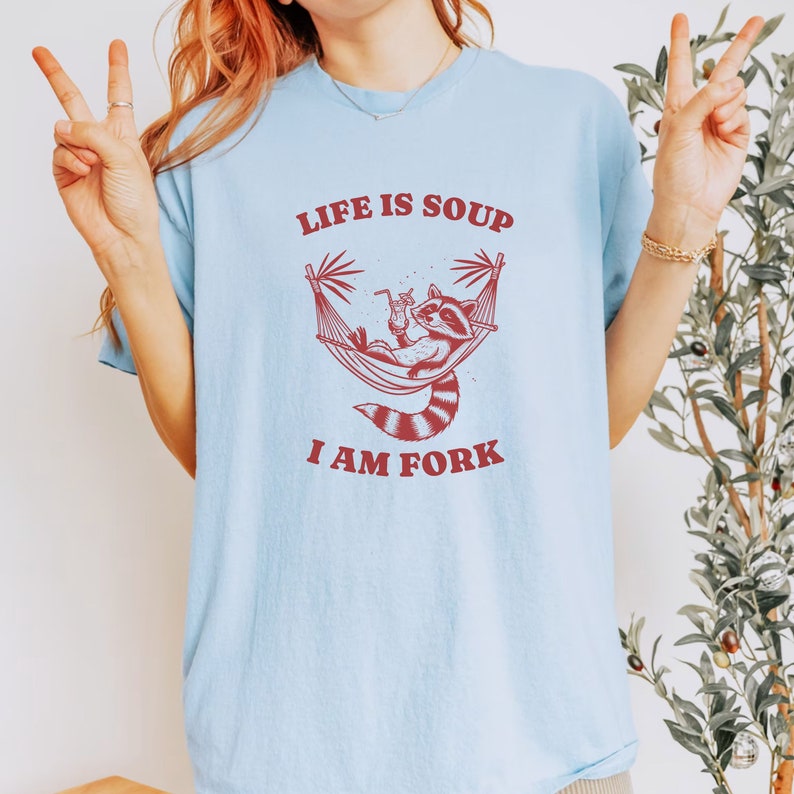 Funny Racoon Graphic Tee: Weirdcore Meme Shirt, Animal Lover Gift bild 3
