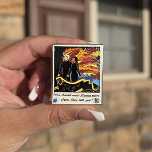 Harde geëmailleerde polaroidspeld Hunger Games | Katniss en Peeta | Suzanne Collins | boekenliefhebber cadeau, broche, speld