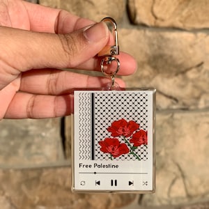 Free Palestine iPod Keychain with Keffiyeh and Poppies Art | Palestine keychains