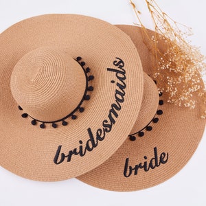 Chapeau de paille de mariée personnalisé, chapeau de plage à pompons de demoiselle d'honneur, cadeau EVJF, cadeau de la mariée, chapeau de disquette de douche nuptiale, cadeaux de mariage d'été pour elle image 1