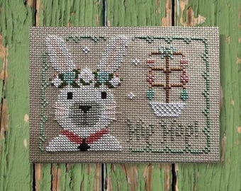 Coelho Hip Hop!, rosto em estilo vintage, com guirlanda de flores e colar, padrão de ponto cruz em PDF de arte folclórica primitiva da Acadia Stitchery.