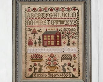 Padrão de ponto cruz em PDF da Acadia Stitchery, modelo Bessie Dean Sampler 1878, com casa, alfabeto, cerca e jardim em estilo arte folclórica primitiva.
