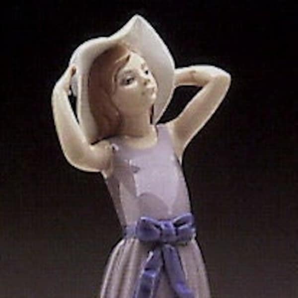 Perfect Lladro Young Girl Trying on a Straw Hat Figurine #5011, Lladró Figurine Girl with White Hat, Lladro Number 5011