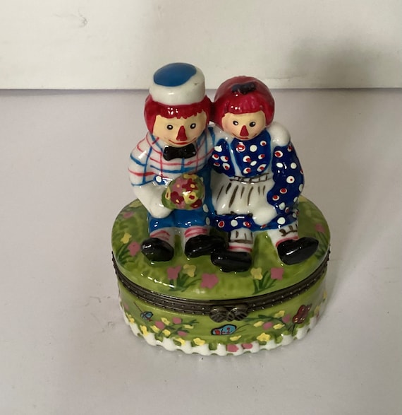Vintage Raggedy Ann And Andy Porcelain Hinged Pil… - image 1