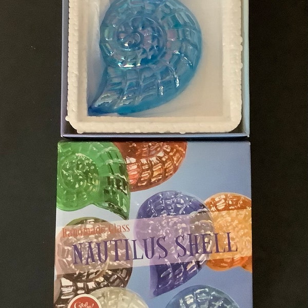 Figura azul iridiscente de concha de Nautilus de vidrio hecha a mano nueva en caja 3 1/2"