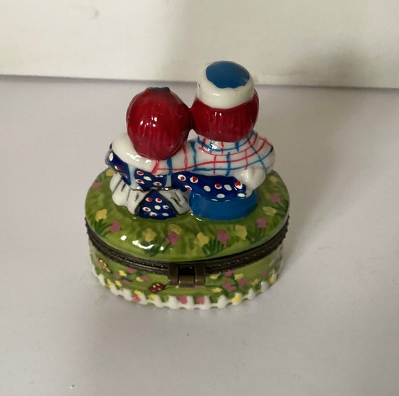 Vintage Raggedy Ann And Andy Porcelain Hinged Pil… - image 2