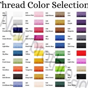 Op de afbeelding: Een kleurenkaart met garenklossen met bijbehorende nummers en namen. De kaart bevat kleuren zoals wit, zilver, Pruisisch blauw, cr&egrave;mebruin, lichtblauw, hemelsblauw, frisgroen, vermiljoen, donkerbruin, korenbloemblauw, zalmroze, roze, donkerroze, donker fuchsia, vleeskleur, geel, oranje, mandarijn, donkergoud, linnen, lichtbruin, messing, klei-bruin, blauw, elektrisch blauw, mintgroen, smaragdgroen, limoengroen, mosgroen, tealgroen, lila, paars, magenta, tin, donkergrijs, rood, lichtlila, beige, zwart en sneeuwwit.