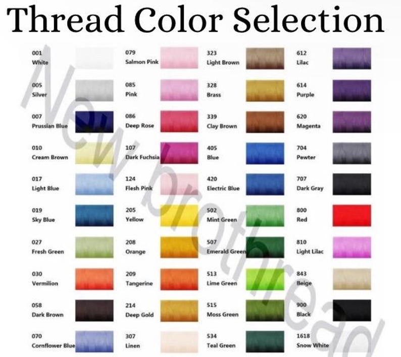 Op de afbeelding: Een kleurenkaart met garenklossen met bijbehorende nummers en namen. De kaart bevat kleuren zoals wit, zilver, Pruisisch blauw, cr&egrave;mebruin, lichtblauw, hemelsblauw, frisgroen, vermiljoen, donkerbruin, korenbloemblauw, zalmroze, roze, donkerroze, donker fuchsia, vleeskleur, geel, oranje, mandarijn, donkergoud, linnen, lichtbruin, messing, klei-bruin, blauw, elektrisch blauw, mintgroen, smaragdgroen, limoengroen, mosgroen, tealgroen, lila, paars, magenta, tin, donkergrijs, rood, lichtlila, beige, zwart en sneeuwwit.