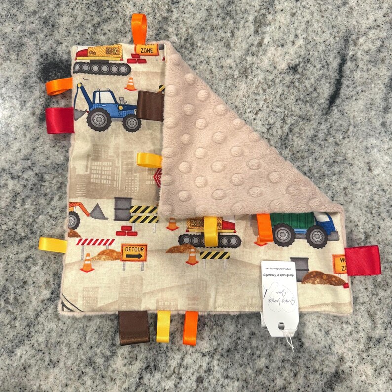 Construction baby crinkle toy / personalized/ Sensory Blanket / Construction truck nursery / boy baby gift / tummy time toy / embroidered afbeelding 3