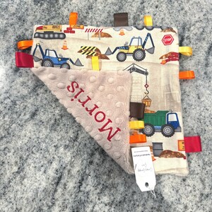 Construction baby crinkle toy / personalized/ Sensory Blanket / Construction truck nursery / boy baby gift / tummy time toy / embroidered afbeelding 5