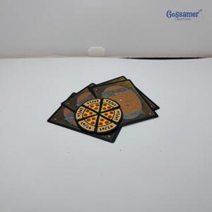 Pizza counters +1/+1 for Magic the Gathering lying on MTG cards