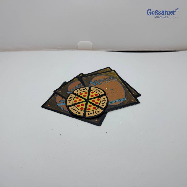 Pizza counters +1/+1 for Magic the Gathering lying on MTG cards