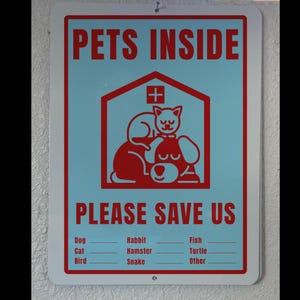 Pode incluir: Uma placa azul e vermelha com o texto "ANIMAIS DE ESTIMA&Ccedil;&Atilde;O DENTRO" e uma imagem de desenho animado de um gato e um c&atilde;o dentro de uma casa. A placa tamb&eacute;m tem o texto "POR FAVOR, SALVE-NOS" e uma lista de diferentes tipos de animais de estima&ccedil;&atilde;o com linhas em branco para marcar.