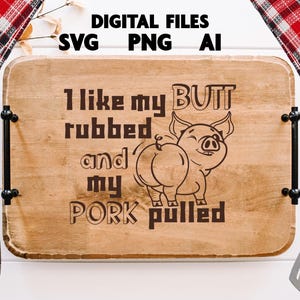 Peut inclure: Plateau de service en bois avec des poignées noires et le texte "I like my butt rubbed and my pork pulled" avec une illustration de cochon de dessin animé. Fichiers numériques disponibles en SVG, PNG et AI.