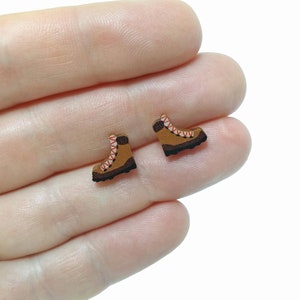 Oorbellen wandelschoen, oorstekers wandelaar, verzilverde of sterlingzilveren achterkant, avontuur buitenshuis, natuur, cadeau voor wandelaar, wandelschoenen