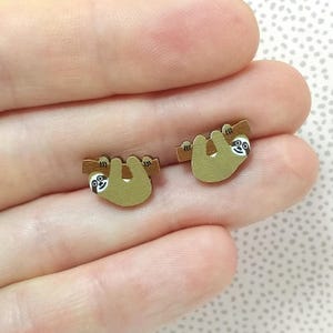 Pendientes de perezoso, pendientes de perezoso de madera, pendientes de animales, pendientes de vida silvestre, cierres de plata o plata de ley, joyería de la naturaleza, regalo de perezoso