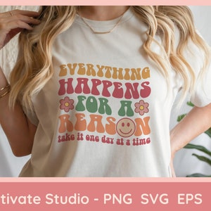 citação motivacional positiva svg png, smiley retro hippie Png, letras onduladas, arquivo cortado Cricut, tudo acontece por uma razão sublimação eps