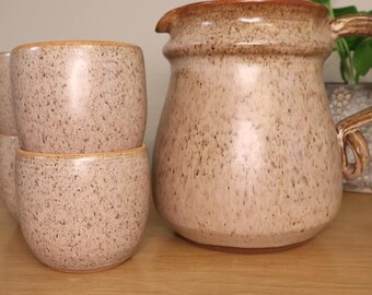 Jarra de terracota esmaltada moteada y 4 tazas, cerámica esmaltada marrón