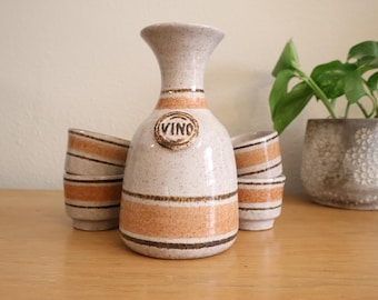Jarra de vino y cuatro copas de cerámica artesanal de gres, acabado moteado