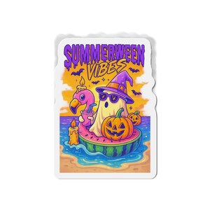 Op de afbeelding: Een sticker met een cartoon illustratie met een spook met een zonnebril en een heksenhoed, drijvend op een watermeloen vlot met een pompoen en een flamingo. De tekst "Summerween Vibes" staat bovenaan.