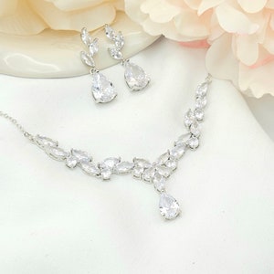 Teardrop With Leaf Earring. Silver Bridesmaid Teardrop Necklace, Earring Set. Bridal Jewerly Set. Wedding Jewelry Set.