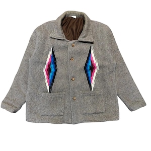 Puede incluir: Una chaqueta gris de manga larga con forro interior marrón y cuello vuelto. La parte delantera presenta cuatro botones marrones, dos bolsillos inferiores y dos patrones simétricos en forma de diamante en negro, azul, rosa y blanco.